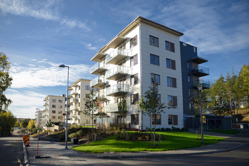 Moderna flerbostadshus med välskött utemiljö